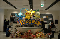 Dies ist die Innenansicht des Pokémon Center Yokohama.